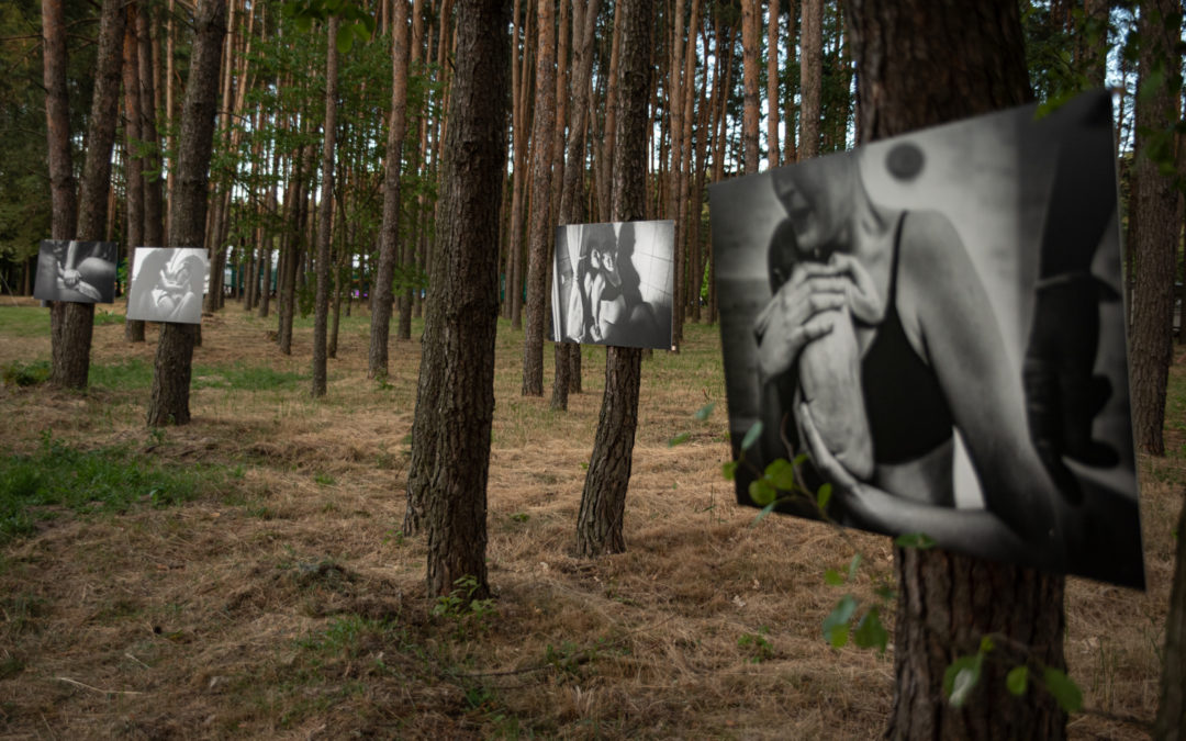 Jak przygotować wystawę fotograficzną, zdjęcia z porodów wiszą w lesie na wystawie "Narodziny mocy" Agnieszka Mocarska fotografia porodowa Warszawa